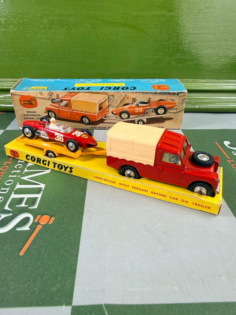 Boxed Corgi Gift Set Number 17, A Land-Rover With Ferrari Racing Car On Trailer - 6