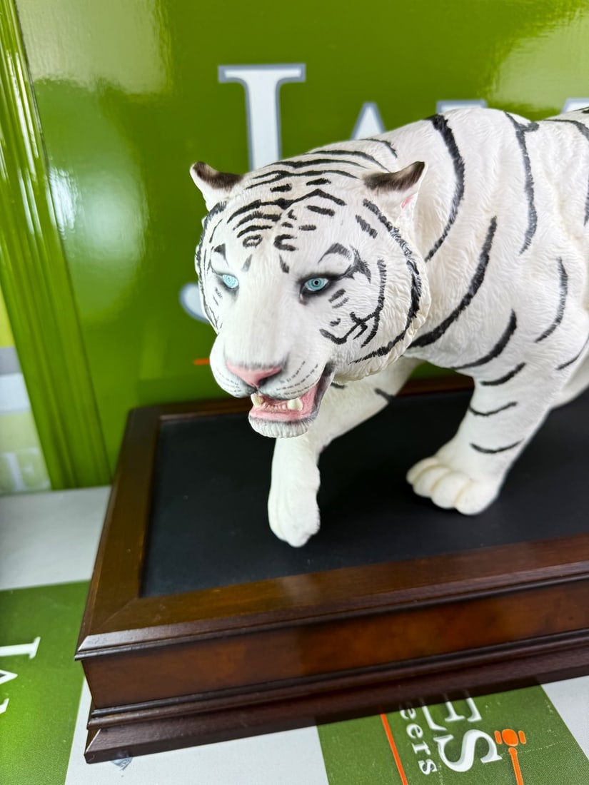 Large Franklin Mint Hand Painted Ltd Edition White Majesty Tiger Display - 4