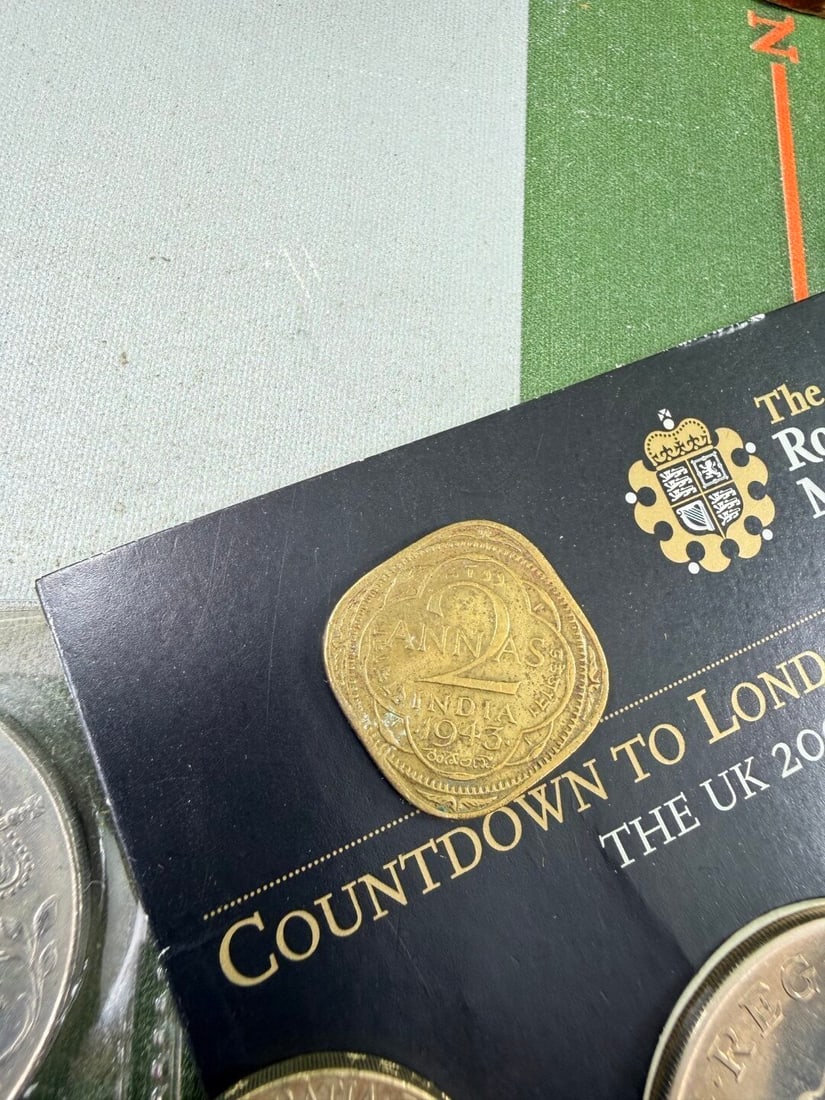 Collection of Vintage & Modern Coin Collectables - 12