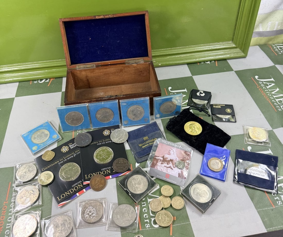 Collection of Vintage & Modern Coin Collectables: Collection of Vintage & Modern Coin Collectables, please examine the pictures for details of specific coins and conditions etc. Solid wooden case included.