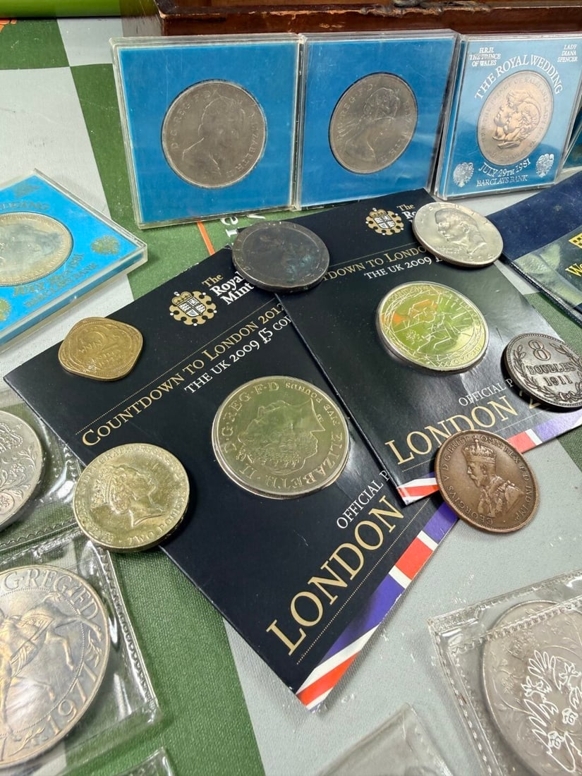 Collection of Vintage & Modern Coin Collectables - 2