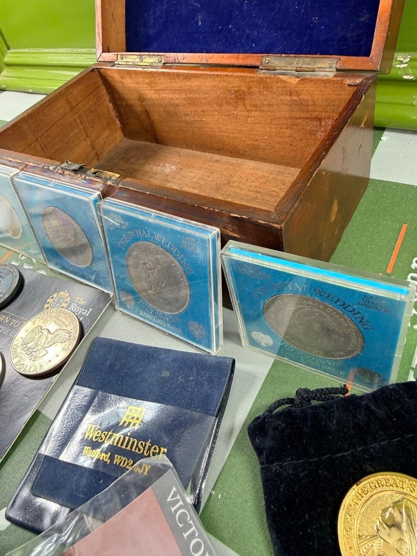 Collection of Vintage & Modern Coin Collectables - 6