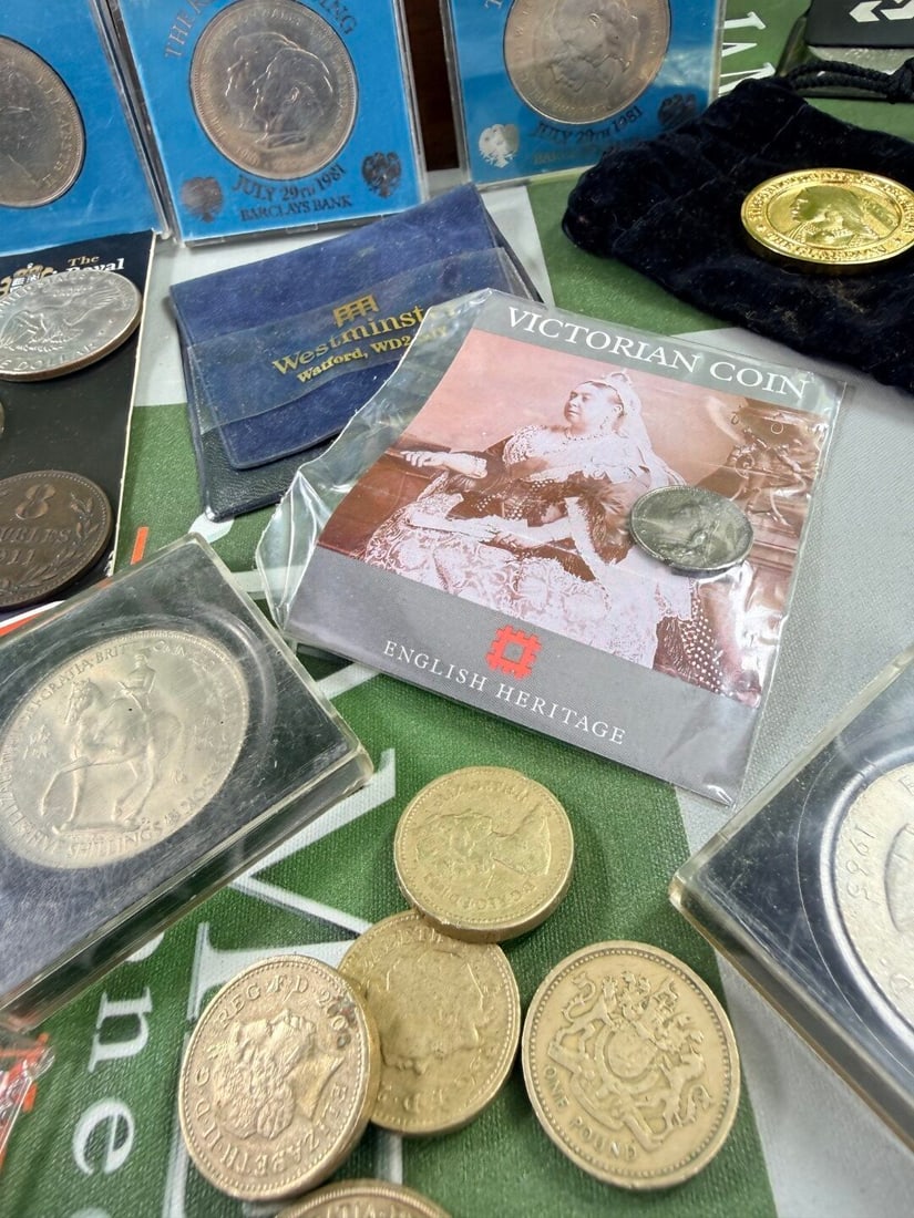 Collection of Vintage & Modern Coin Collectables - 8