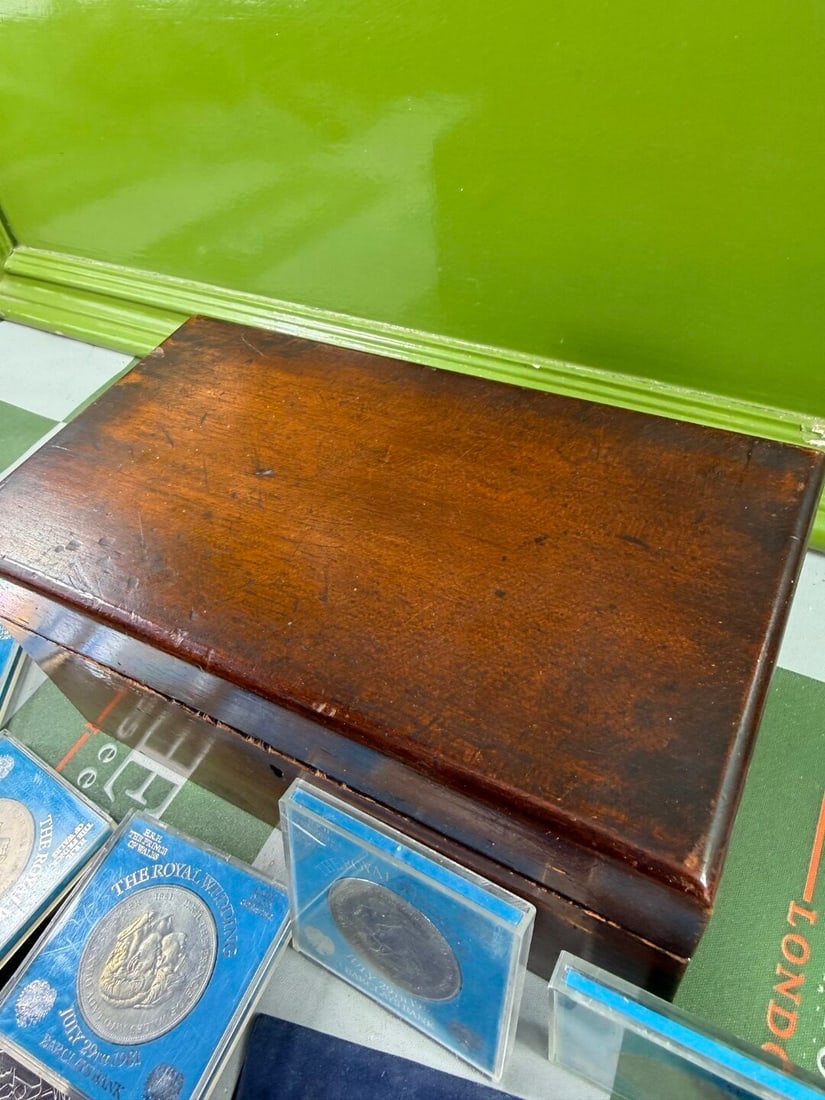 Collection of Vintage & Modern Coin Collectables - 9