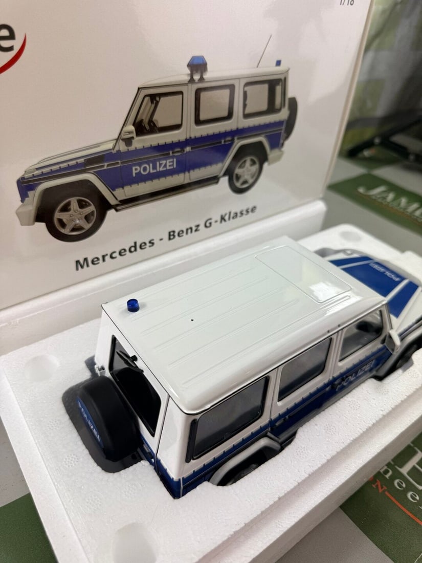 iScale 1:18 Mercedes G Class Polizei Edition. - 3