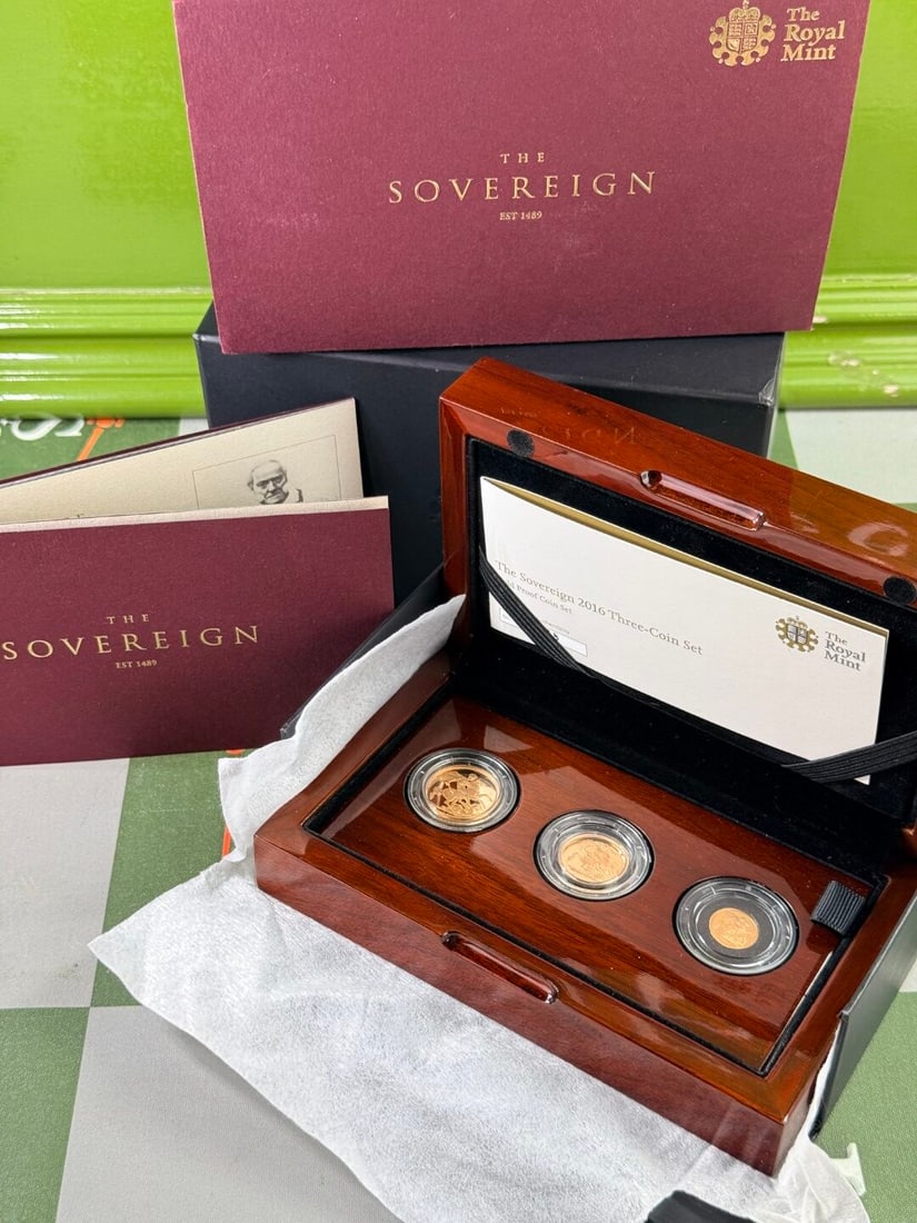 The Royal Mint Elizabeth II Gold Proof 2016 Three Coin Sovereign Set - 10