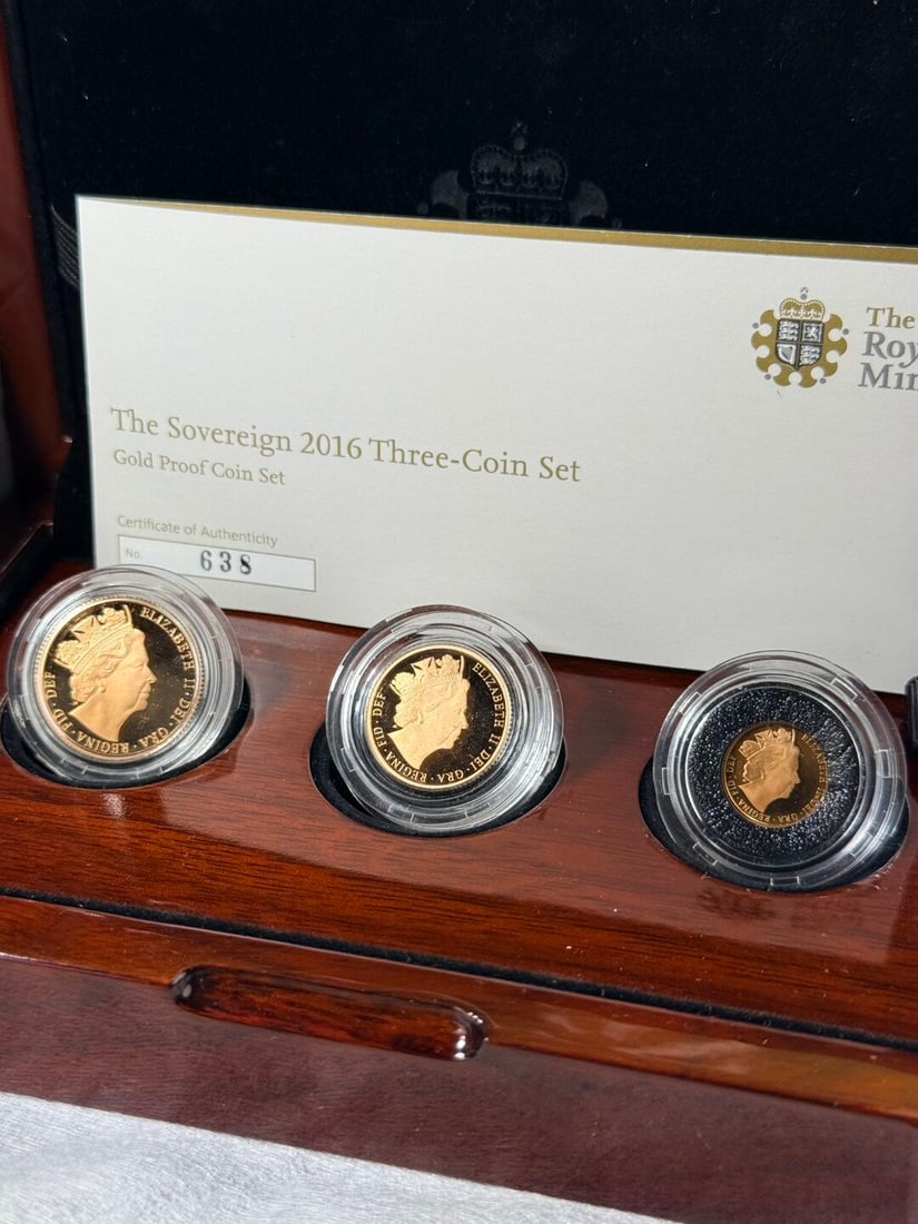 The Royal Mint Elizabeth II Gold Proof 2016 Three Coin Sovereign Set - 11