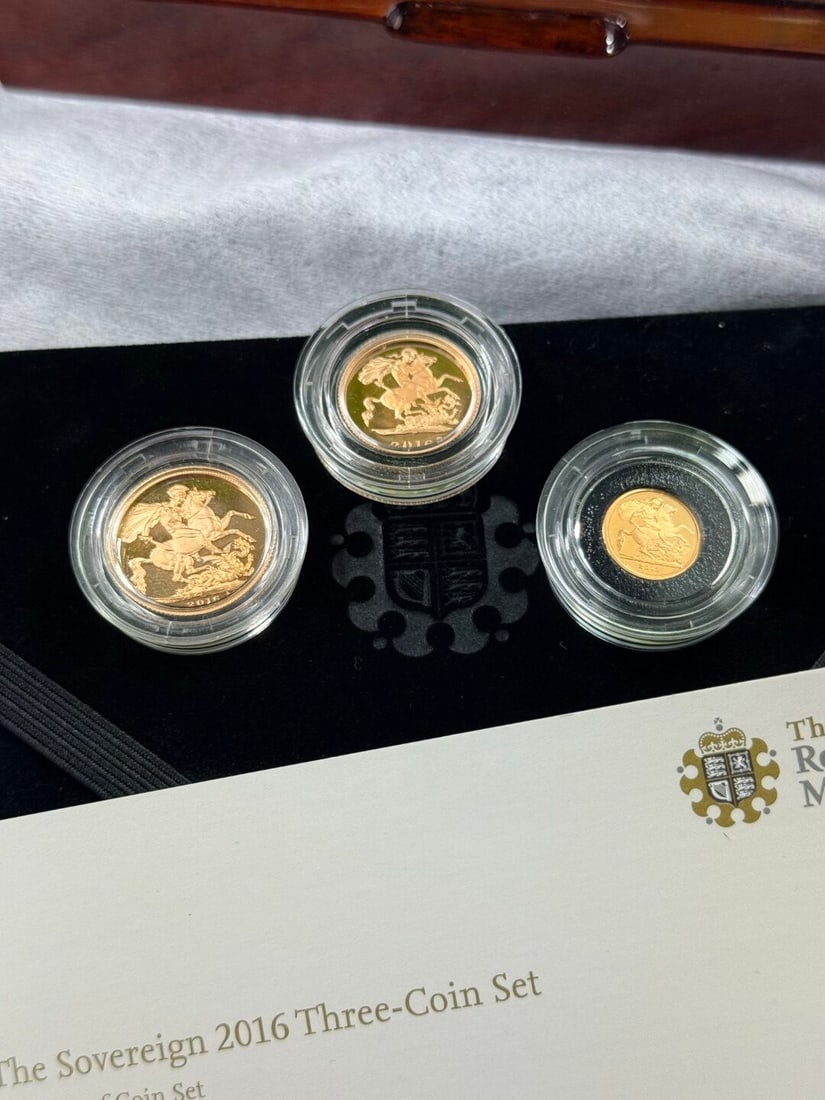 The Royal Mint Elizabeth II Gold Proof 2016 Three Coin Sovereign Set - 12