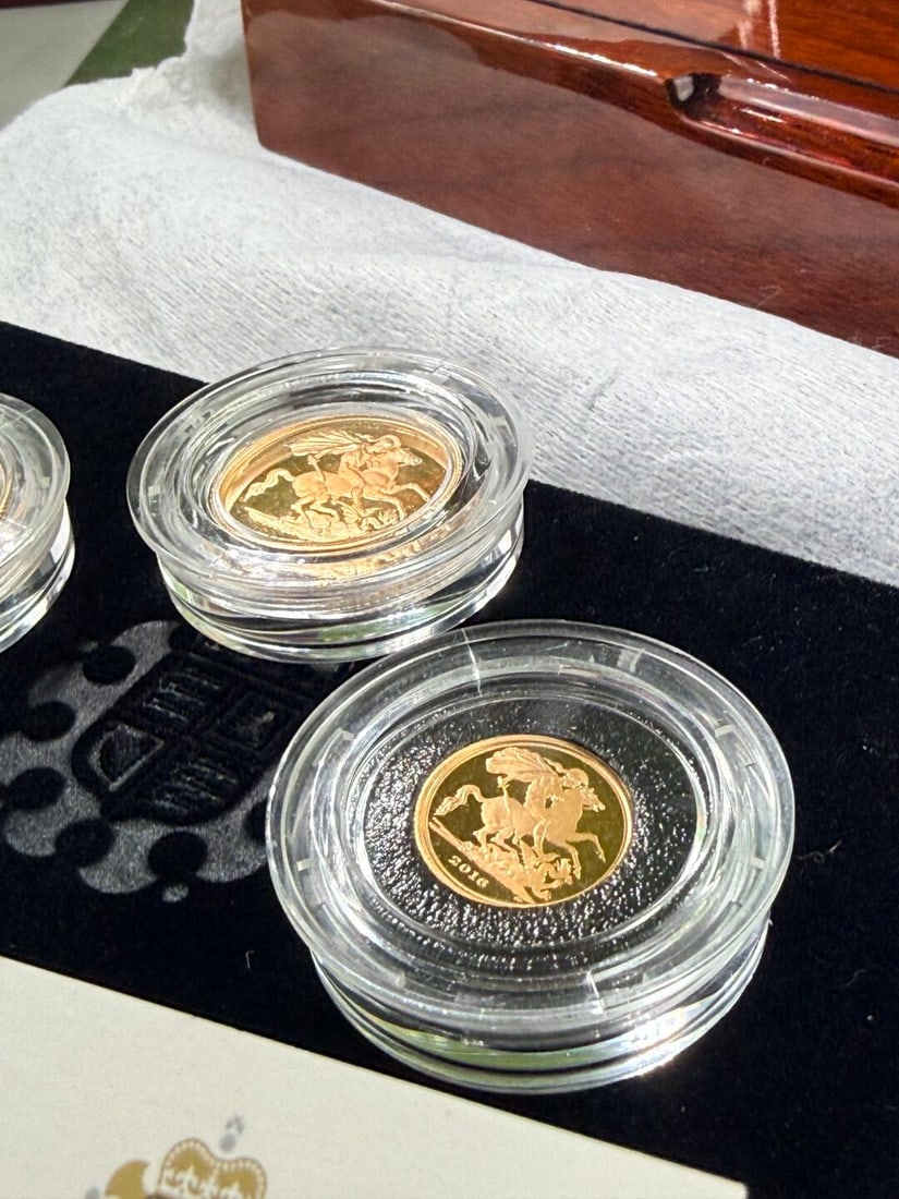 The Royal Mint Elizabeth II Gold Proof 2016 Three Coin Sovereign Set - 16