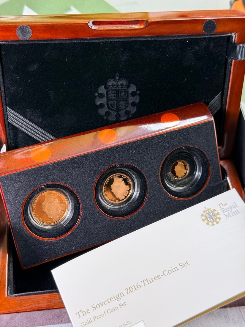 The Royal Mint Elizabeth II Gold Proof 2016 Three Coin Sovereign Set - 17