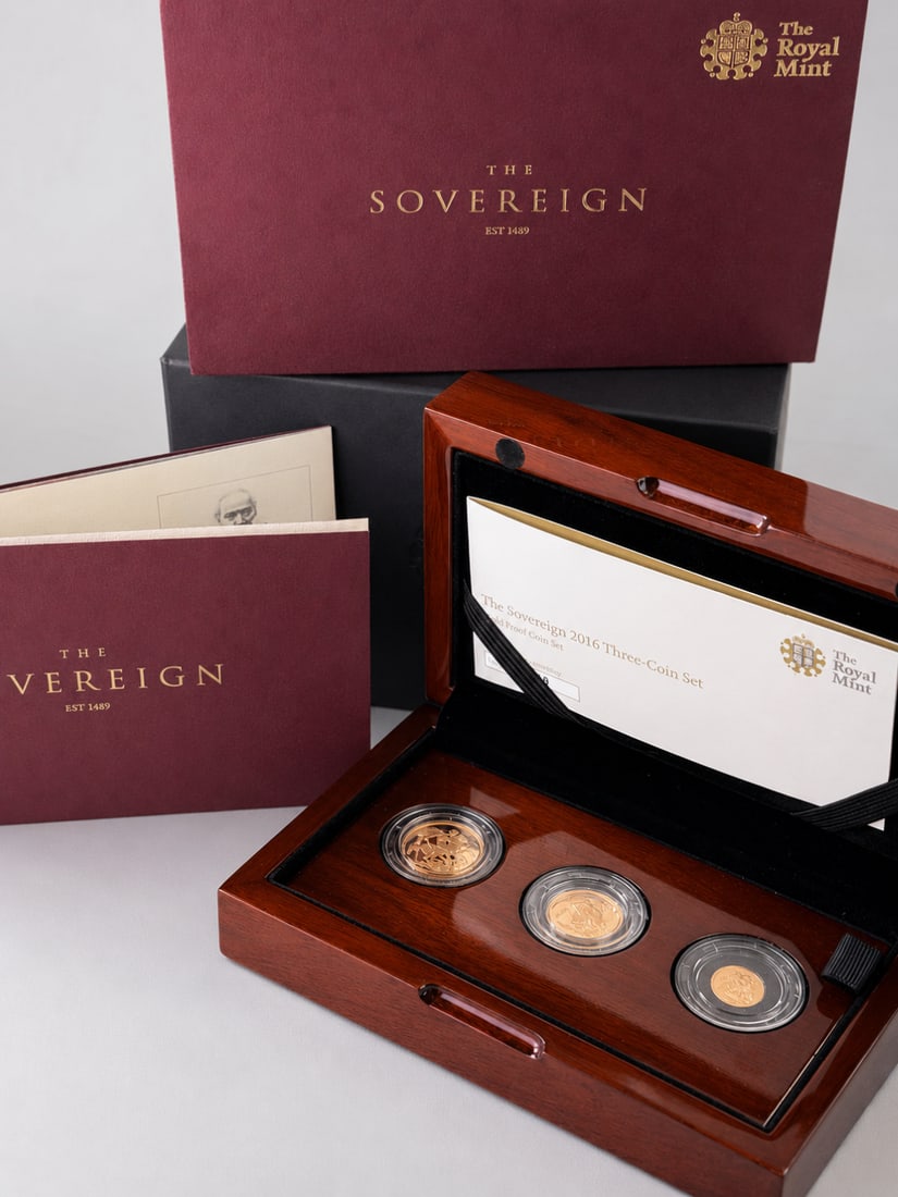 The Royal Mint Elizabeth II Gold Proof 2016 Three Coin Sovereign Set: The Royal Mint boxed Elizabeth II gold proof 2016 three coin Sovereign set comprising of full, half and quarter Sovereigns with COA No. 638 (total weight 13.9g This complete set has been in storage