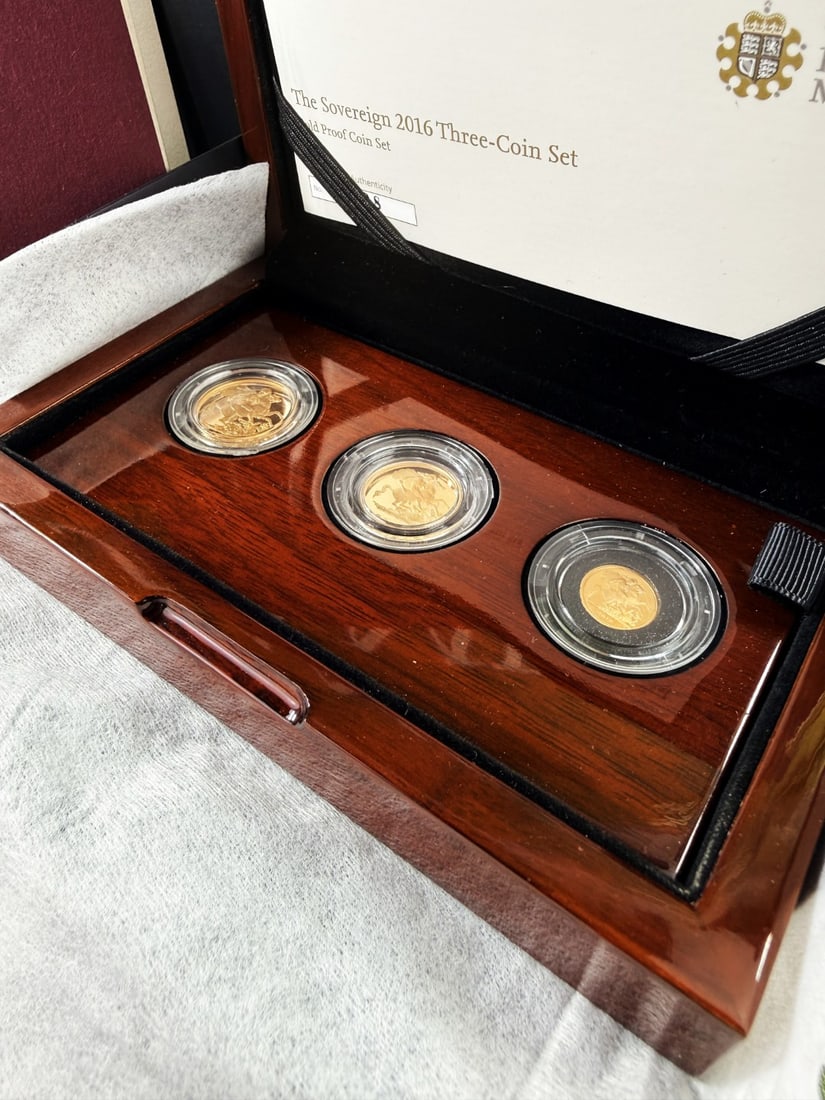 The Royal Mint Elizabeth II Gold Proof 2016 Three Coin Sovereign Set - 2