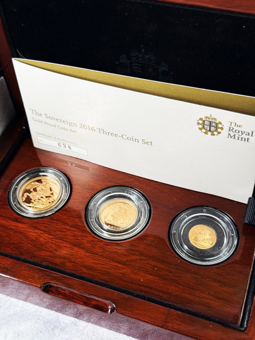 The Royal Mint Elizabeth II Gold Proof 2016 Three Coin Sovereign Set - 5