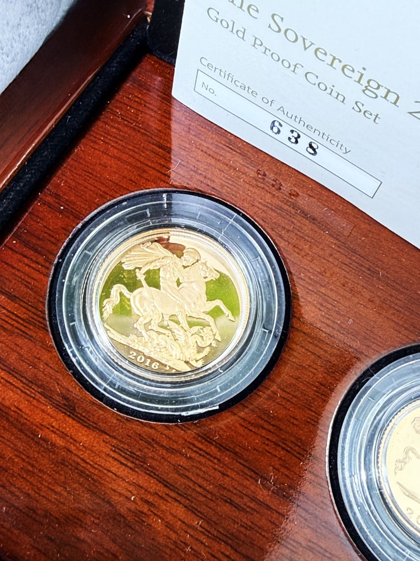 The Royal Mint Elizabeth II Gold Proof 2016 Three Coin Sovereign Set - 6