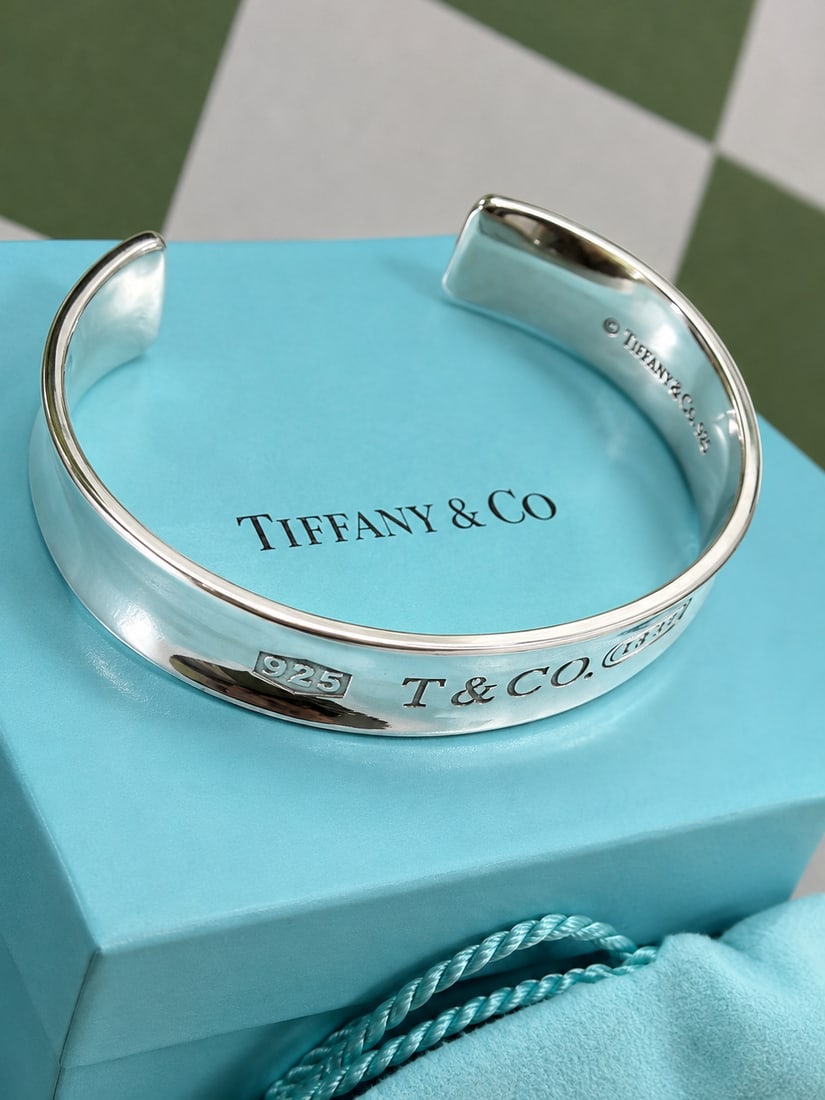 Tiffany & Co. Silver 925 Hallmarked Bracelet: Tiffany & Co. Silver 925 Hallmarked Ladies Bracelet 8 Inch Including Gap 25.92g, as pictured hallmarked and with original box & pouch