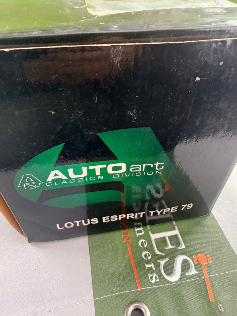 Auto Art Classics Division Lotus Esprit Type 79 Die Cast 1:18 - 4