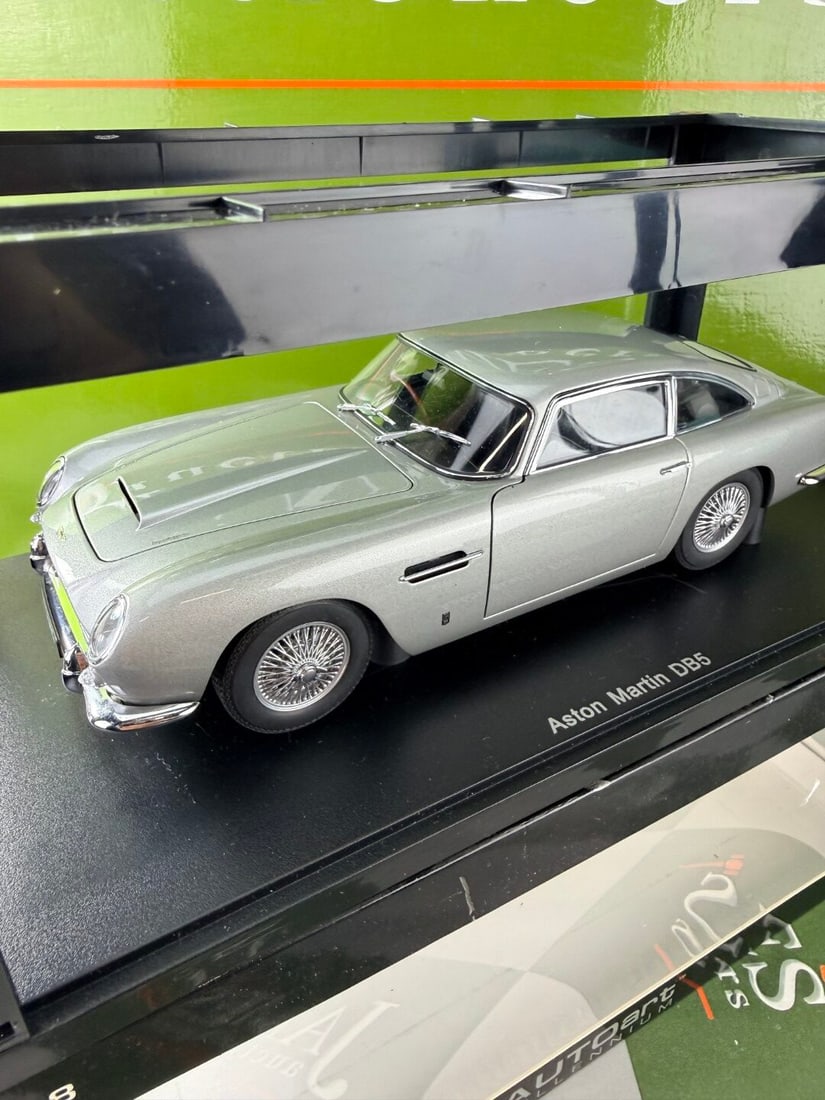 Auto Art 1:18 Scale Aston Martin DB5 Millenium Edition-Rare - 3