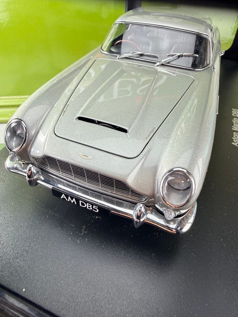 Auto Art 1:18 Scale Aston Martin DB5 Millenium Edition-Rare - 4