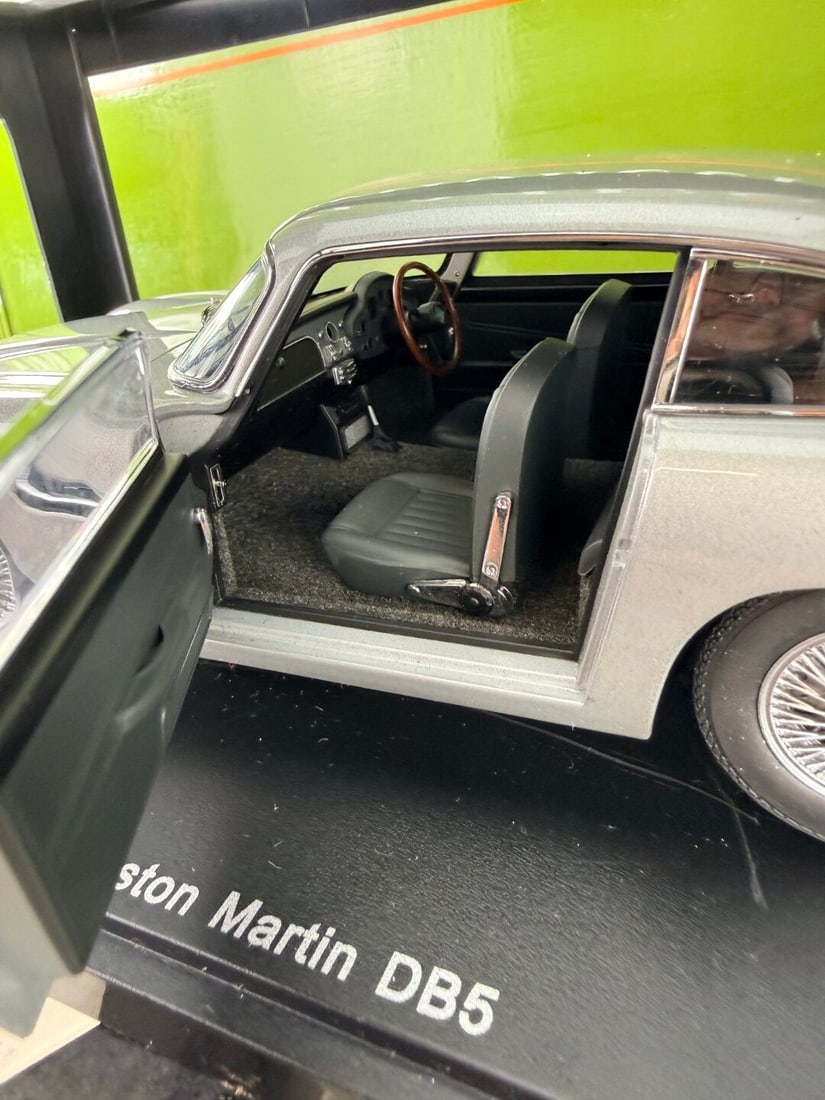 Auto Art 1:18 Scale Aston Martin DB5 Millenium Edition-Rare - 8