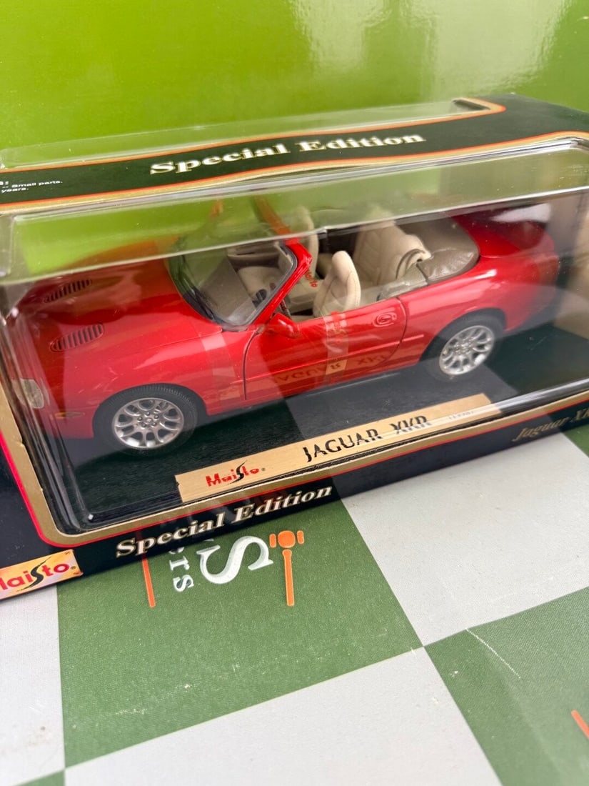 Maisto 1:18 Scale Jaguar XKR Red Special Edition - 2