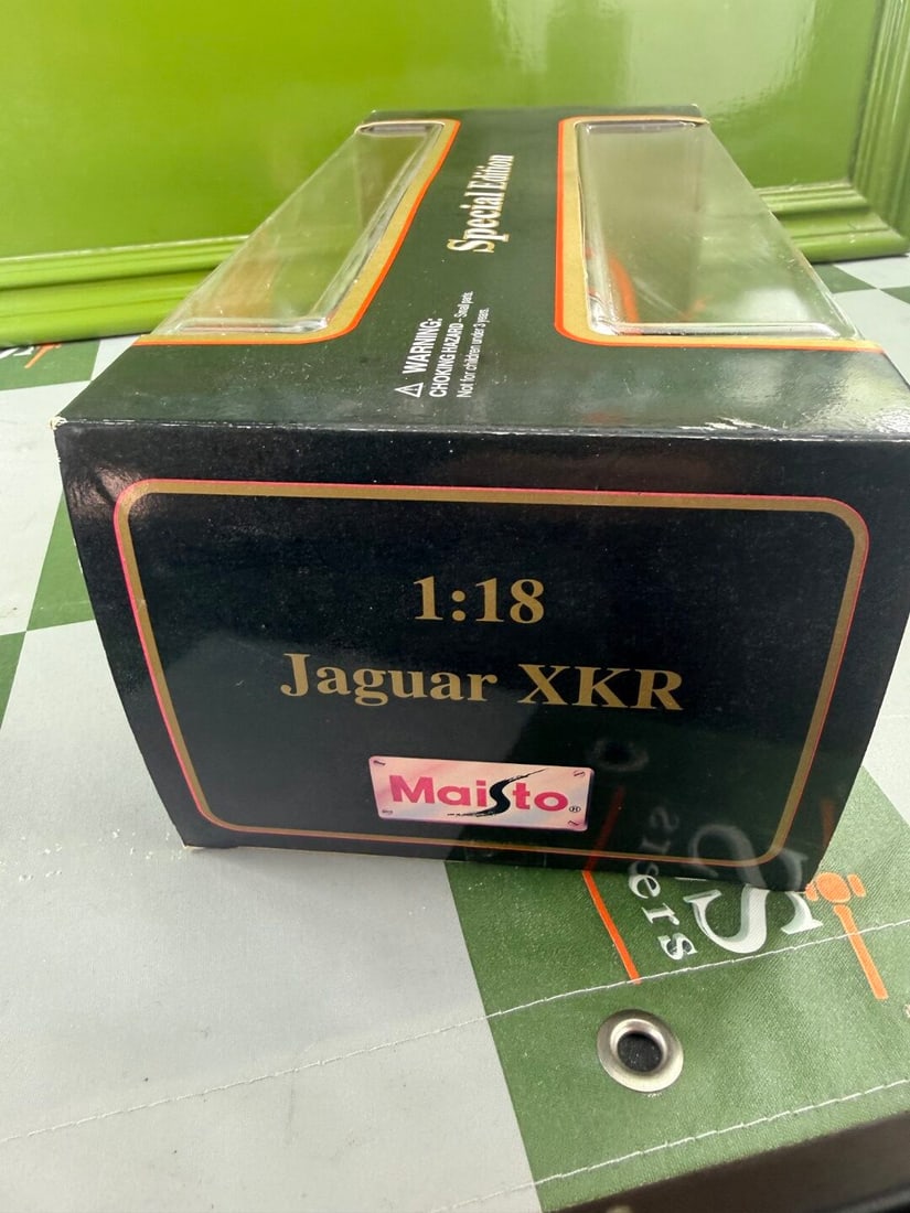 Maisto 1:18 Scale Jaguar XKR Red Special Edition - 3
