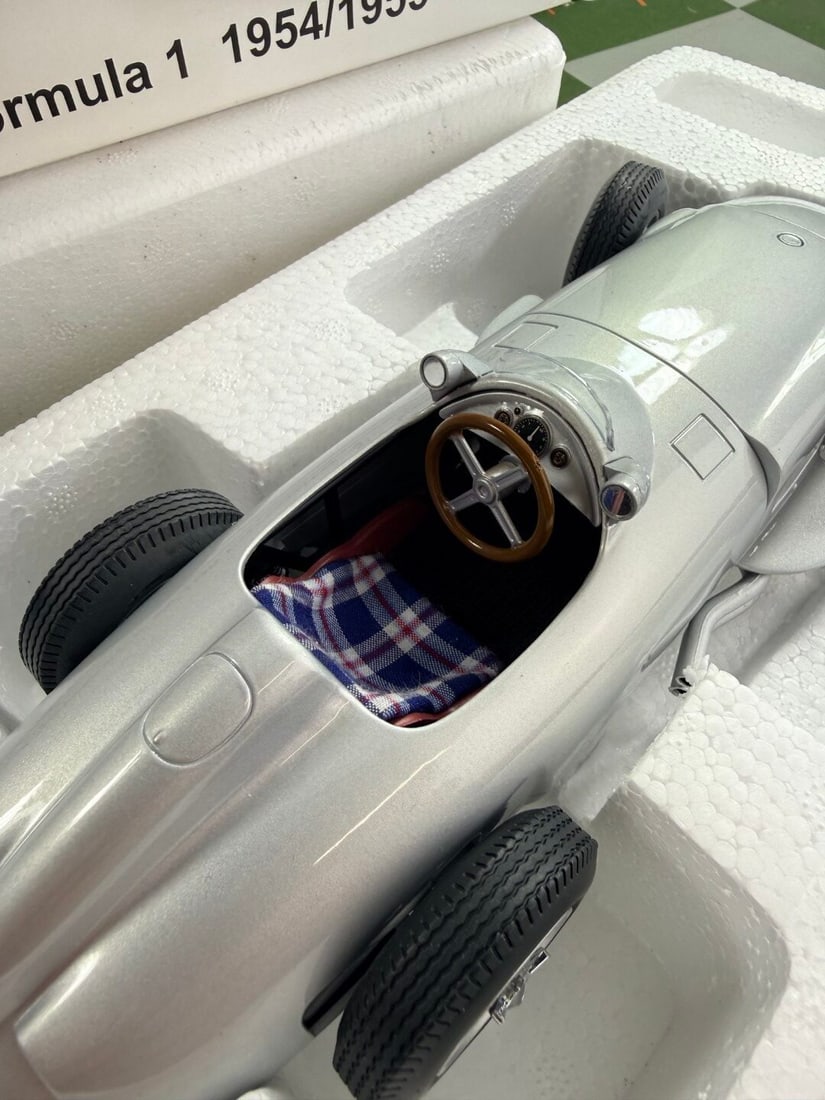 Mercedes Benz W196 Formula 1 iScale Die Cast 1:18 Scale - 7