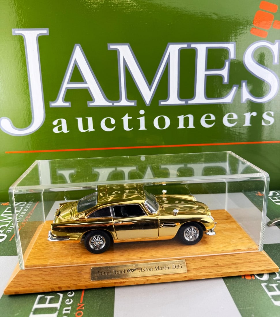 James Bond 007 Danbury Mint Aston Martin-Gold Plated 24k Edition - 2