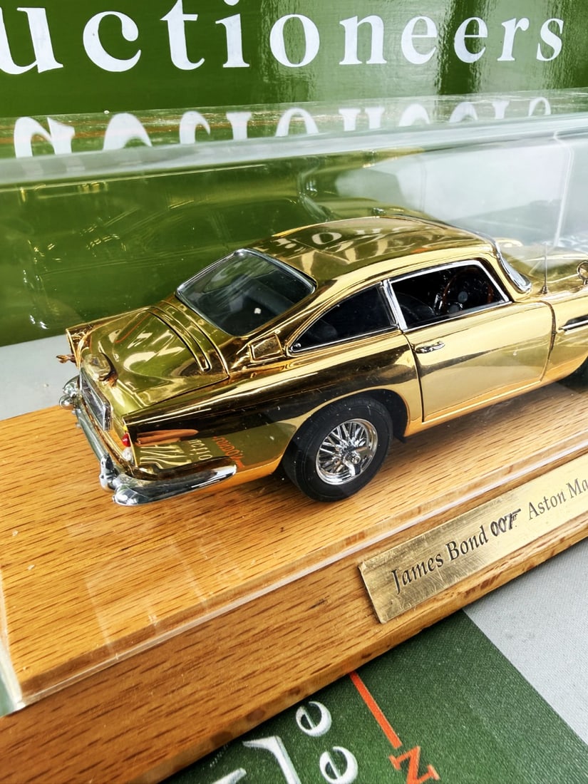 James Bond 007 Danbury Mint Aston Martin-Gold Plated 24k Edition - 3
