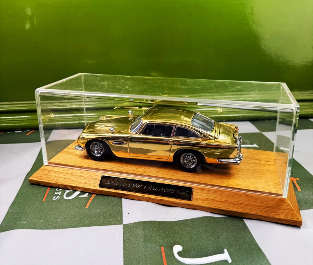 James Bond 007 Danbury Mint Aston Martin-Gold Plated 24k Edition - 4