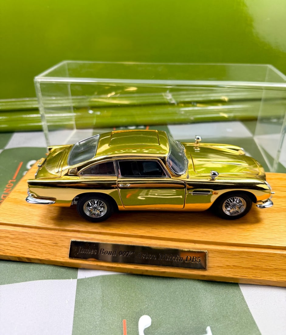 James Bond 007 Danbury Mint Aston Martin-Gold Plated 24k Edition - 5