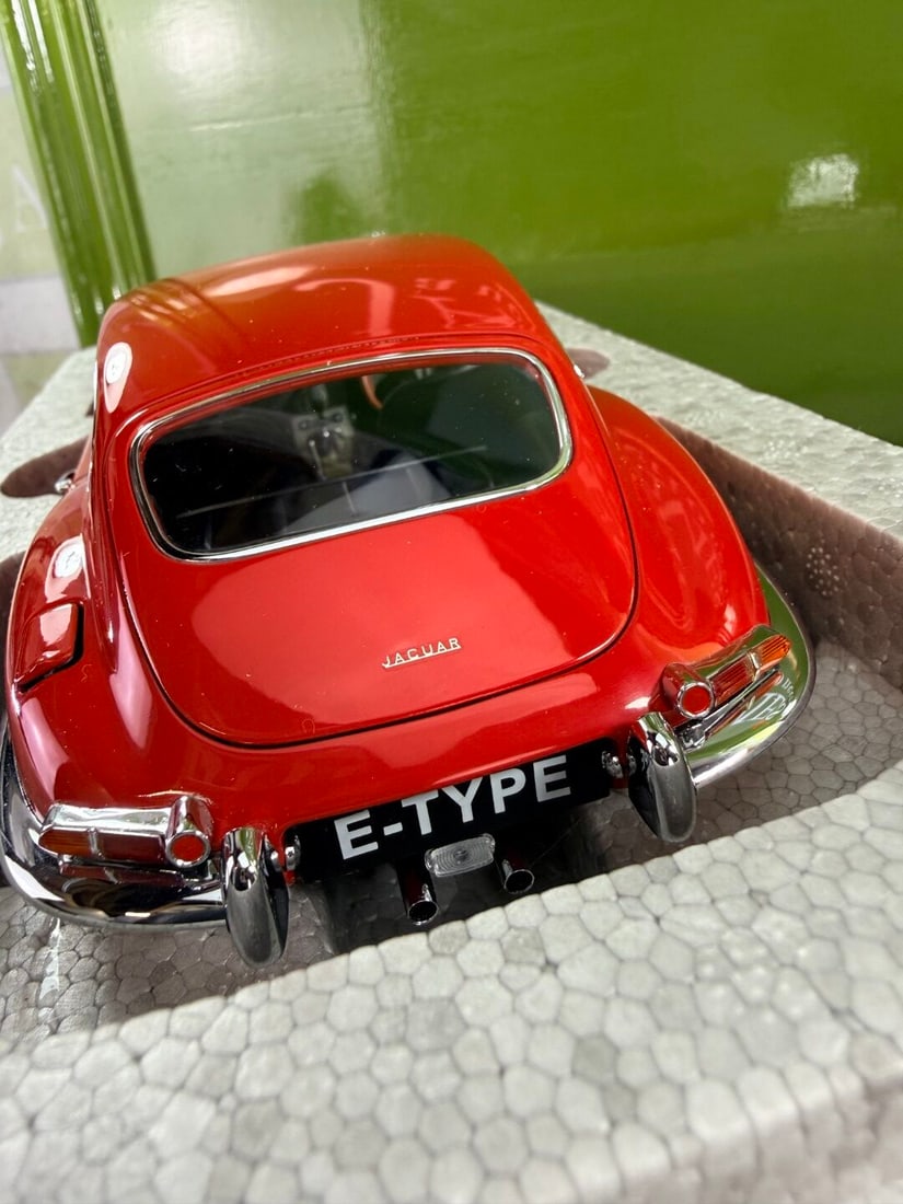 Auto Art Signature Series 1/18 scale Jaguar E-type Series 1 Coupe 3.8Ltr - 8