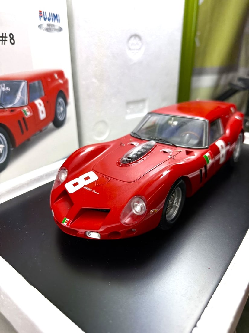 Super Rare-Fujimi 1:18 Scale 1962 Ferrari 250 GT Breadvan: Super Rare-Fujimi 1:18 Scale "Resin Collection" FJM1218001 1962 Ferrari 250GT Breadvan 8 Guards Trophy Race Brands Hatch