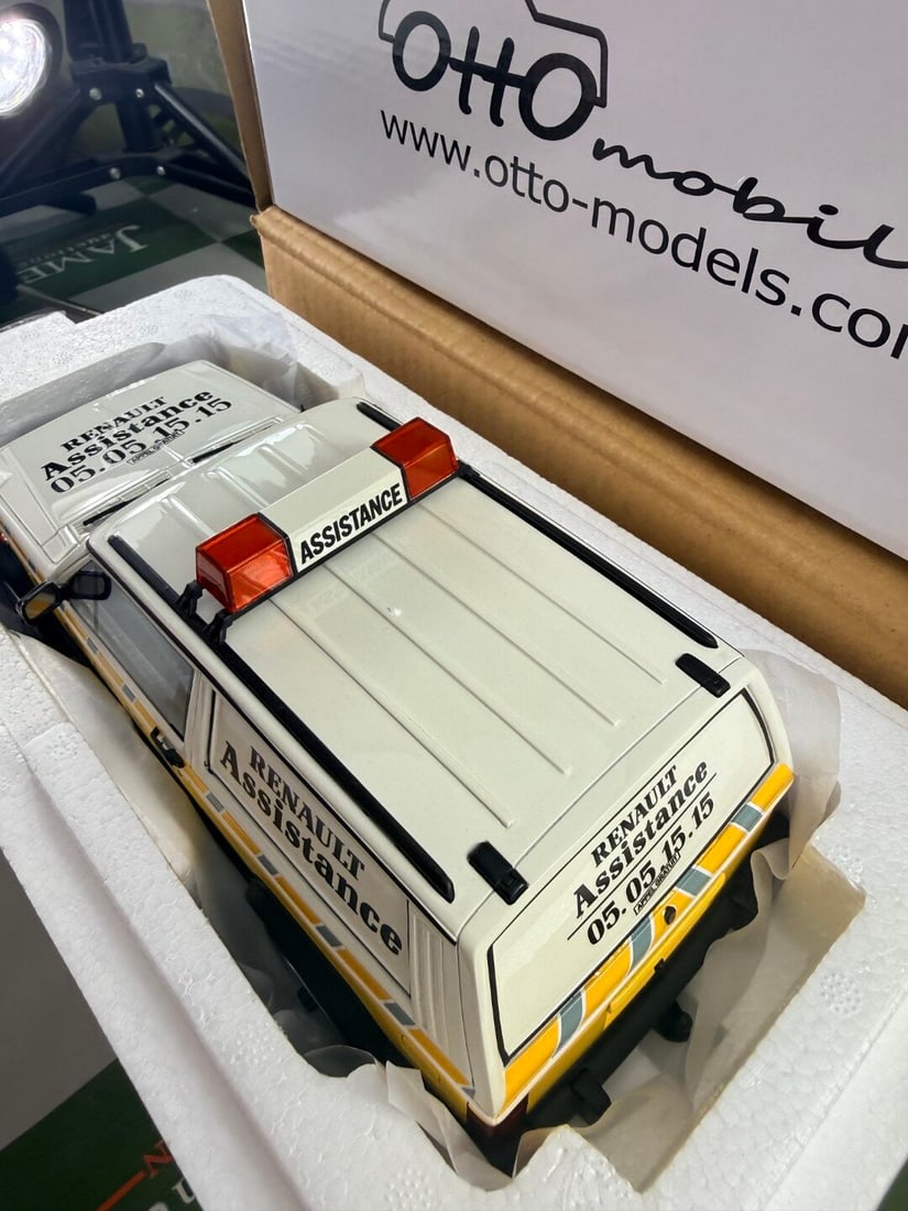 Otto Mobile 1:18 Scale Die Cast Renault Assistance Jeep Truck - 2