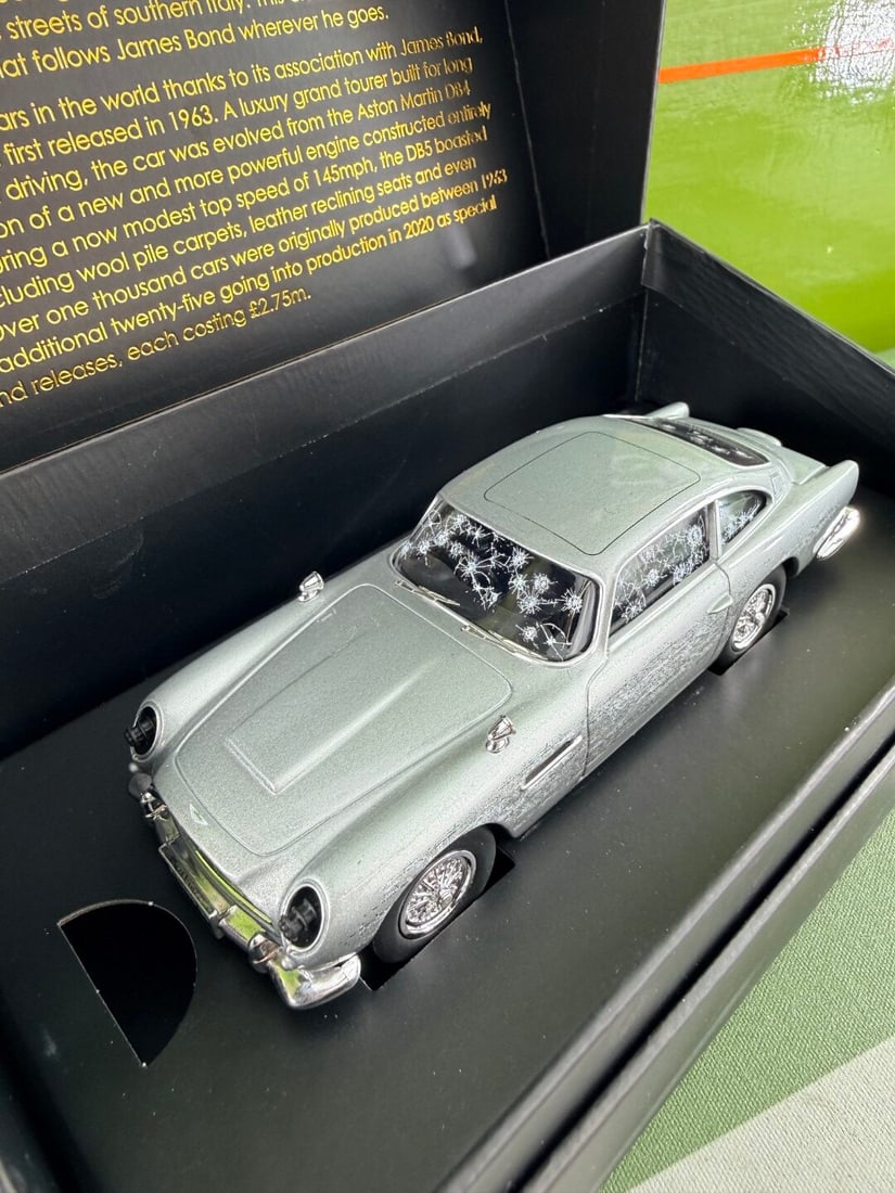 James Bond 007 Corgi Aston Martin DB5 Diecast `Battle Edition` - 3