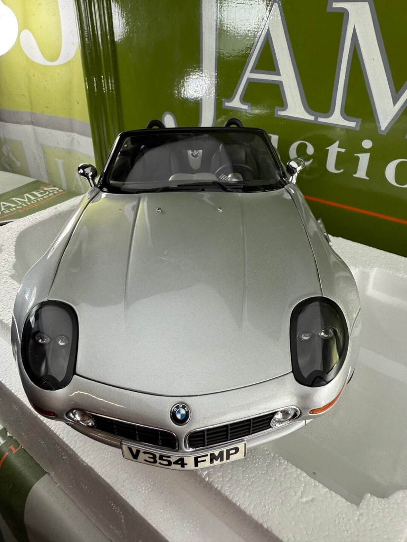BMW-Z8 James Bond OO7 `The World Is Not Enough` Silver 1:12 scale Kyosho 08601S - 11