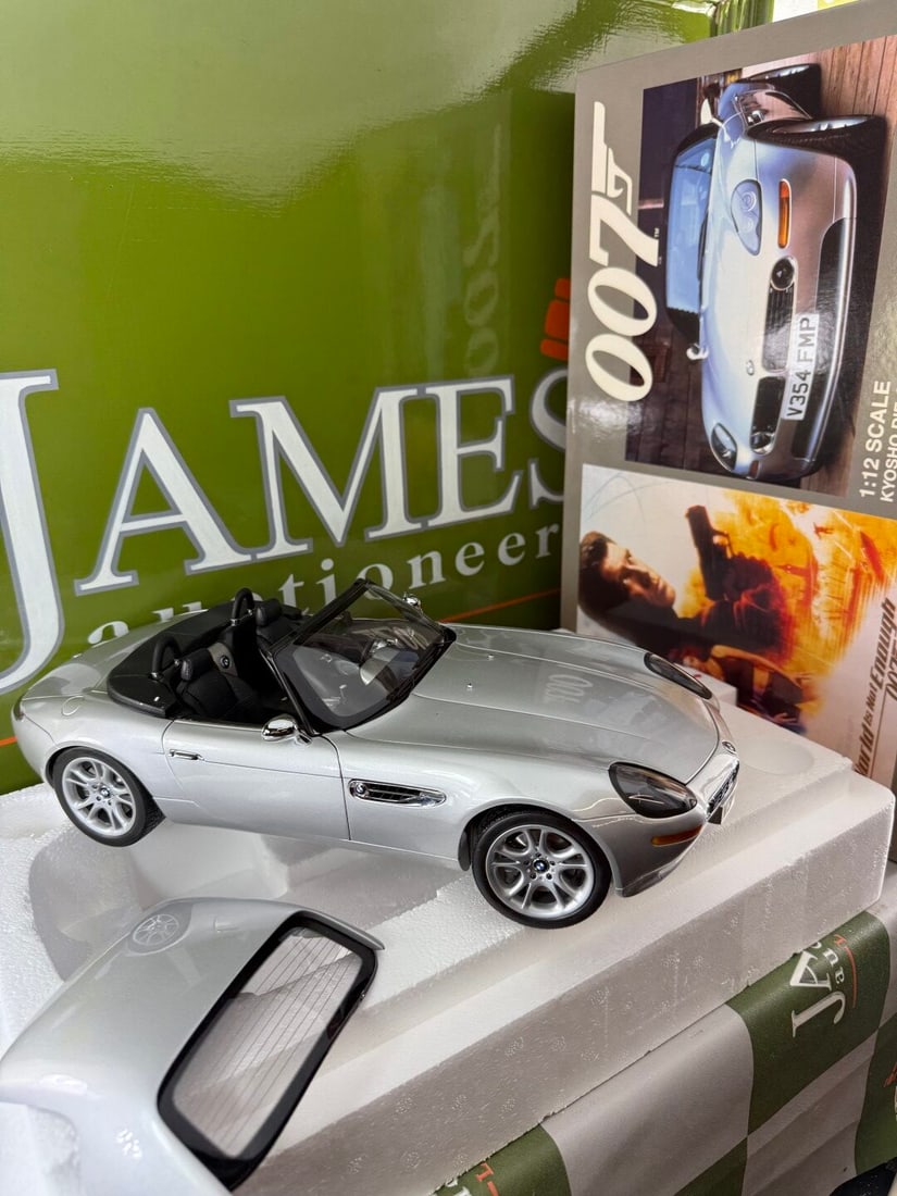 BMW-Z8 James Bond OO7 `The World Is Not Enough` Silver 1:12 scale Kyosho 08601S: BMW-Z8 James Bond OO7 `The World Is Not Enough` Silver 1:12 scale Kyosho 08601S-The Kyosho 1/18 scale and 1/12 scale diecast models of the James Bond 007 BMW Z8 are highly detailed collectibles from