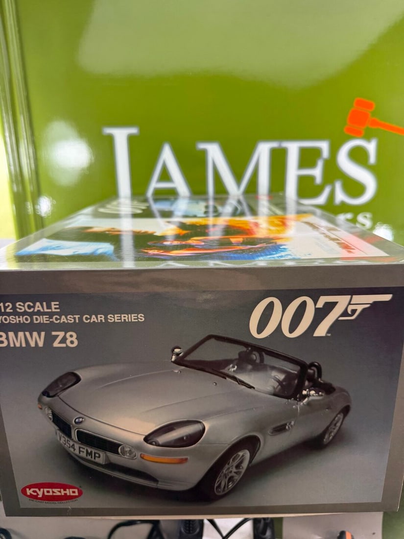 BMW-Z8 James Bond OO7 `The World Is Not Enough` Silver 1:12 scale Kyosho 08601S - 4