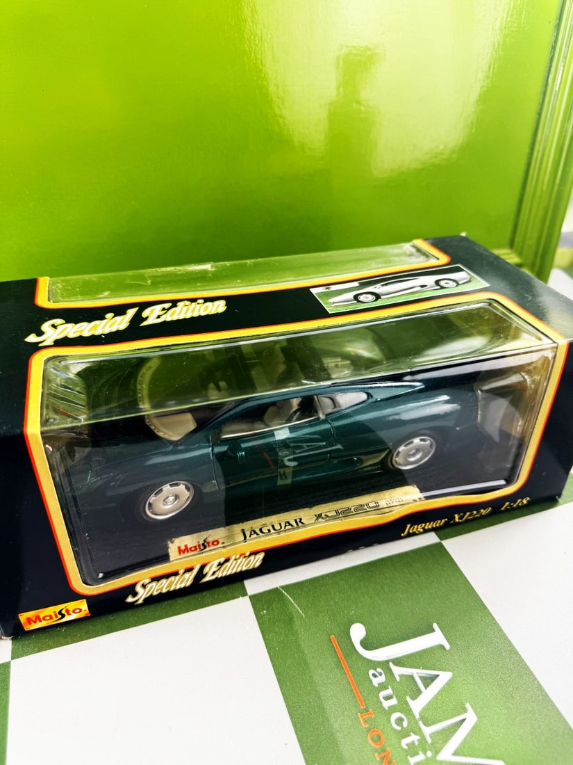 Maisto Jaguar XJ220 Special Edition 1:18 Scale (1 of 5)