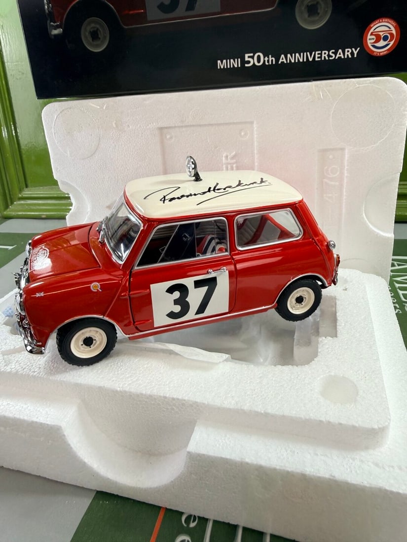 1/18 scale Morris Mini Cooper S 1964 Monte Carlo Winner 50th Anniversary signed by Paddy Hopkirk - 10