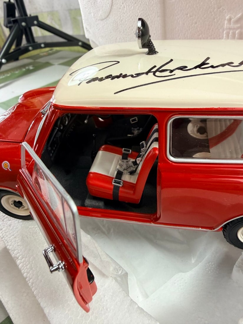 1/18 scale Morris Mini Cooper S 1964 Monte Carlo Winner 50th Anniversary signed by Paddy Hopkirk - 11