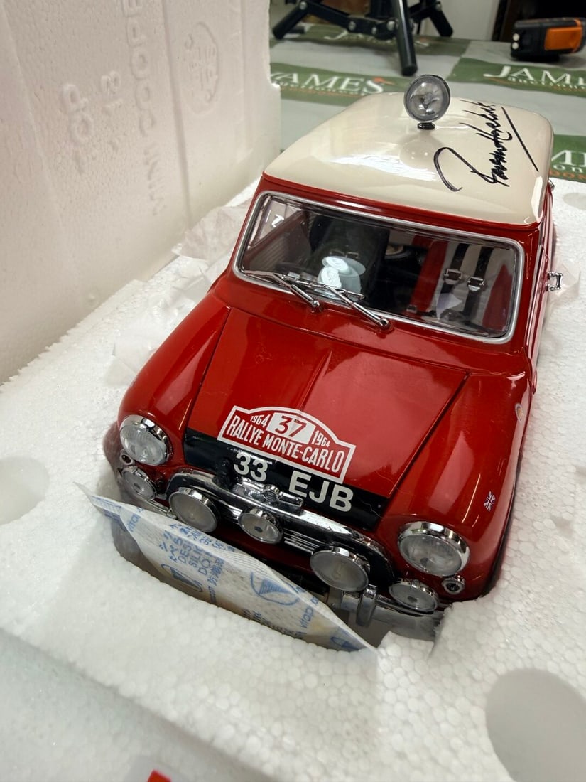 1/18 scale Morris Mini Cooper S 1964 Monte Carlo Winner 50th Anniversary signed by Paddy Hopkirk - 7