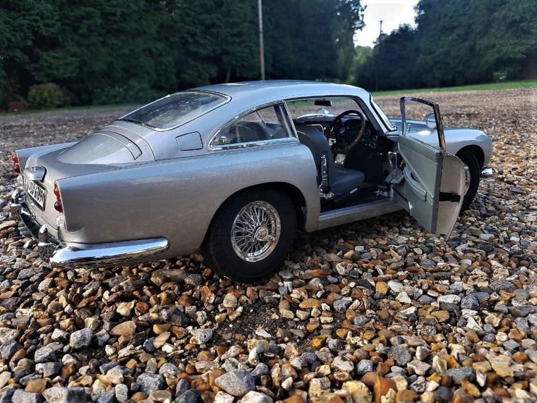 Eaglemoss Hand Made 1:8 Scale James Bond 1964 Aston Martin DB5, Goldfinger, Thunderball etc - 11