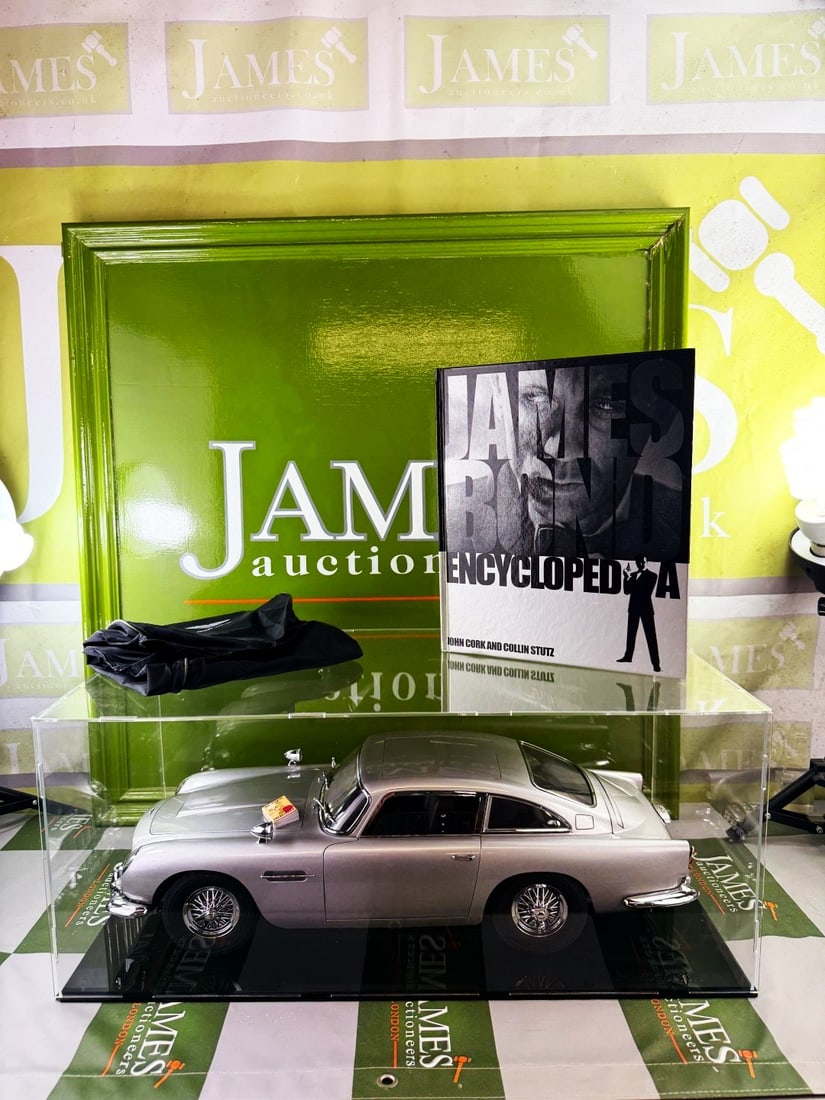 Eaglemoss Hand Made 1:8 Scale James Bond 1964 Aston Martin DB5, Goldfinger, Thunderball etc: Eaglemoss Hand Made 1:8 Scale James Bond 1964 Aston Martin DB5, Goldfinger, Thunderball etc, stunning example with extras as pictured, electrical elements working at time of lotting. benefits from cov