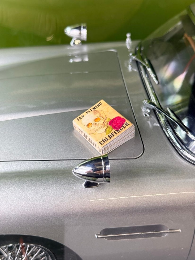 Eaglemoss Hand Made 1:8 Scale James Bond 1964 Aston Martin DB5, Goldfinger, Thunderball etc - 2