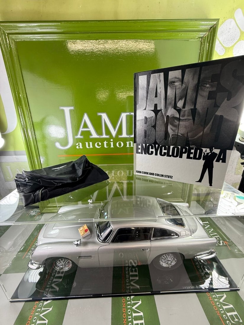 Eaglemoss Hand Made 1:8 Scale James Bond 1964 Aston Martin DB5, Goldfinger, Thunderball etc - 3