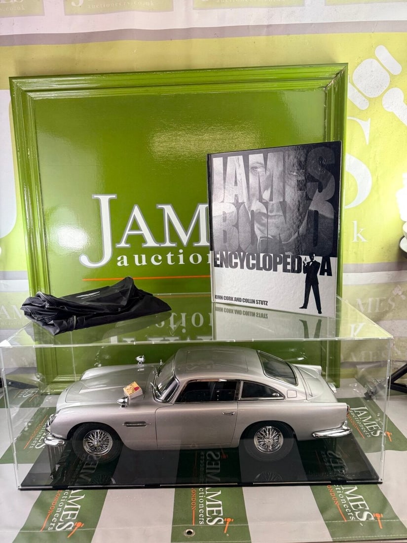Eaglemoss Hand Made 1:8 Scale James Bond 1964 Aston Martin DB5, Goldfinger, Thunderball etc - 6