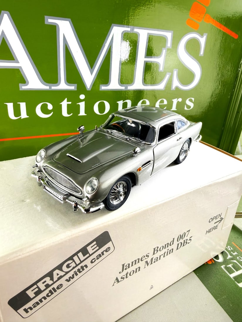 James Bond 007 Danbury Mint Aston Martin-Birch Silver Edition: James Bond 007 Danbury Mint Aston Martin-Birch Silver Edition, as pictured mint example with original packaging