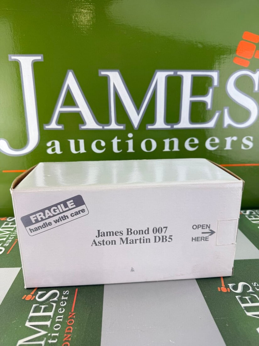 James Bond 007 Danbury Mint Aston Martin-Birch Silver Edition - 2