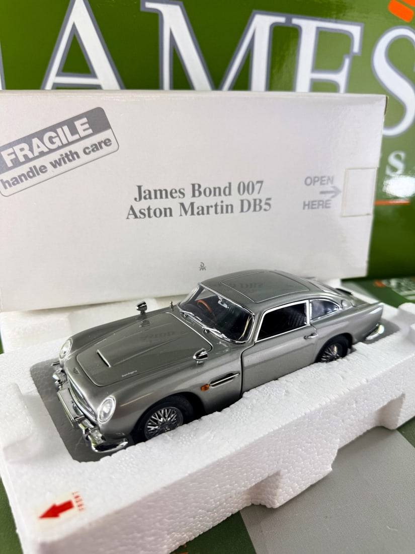 James Bond 007 Danbury Mint Aston Martin-Birch Silver Edition - 3