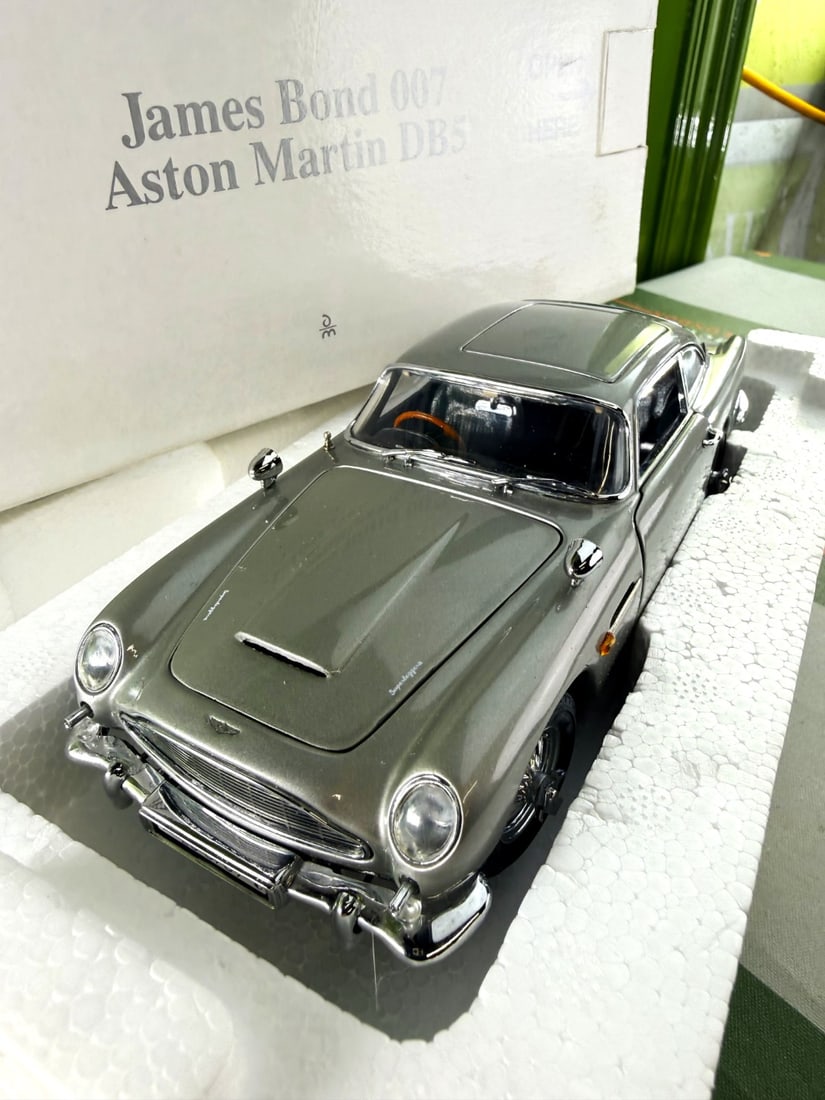 James Bond 007 Danbury Mint Aston Martin-Birch Silver Edition - 4